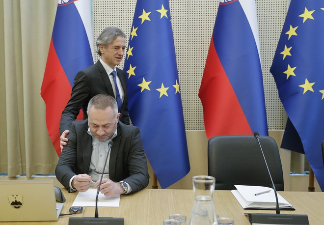 Minister za zdravje Daniujel Bešič Loredan in predsednik vlade Robert Golob v pomenljivem trenutku pred bližajočo odločitvijo o ministreovi usodi. FOTO: Jože Suhadolnik/Delo