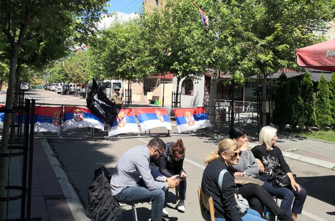 Turški vojaki, pripadniki Natove mirovne misije Kfor, na barikadi pred občino Zvečan, kjer tamkajšnji Srbi že en mesec protestirajo proti imenovanju novega župana. Foto Novica Mihajlović