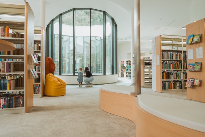 Nove prostore knjižnice dodatno naravno osvetljuje še notranji atrij. FOTO: Neža Lajevec
