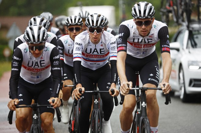 Tadej Pogačar (v sredini) danes začenja lov na svojo tretjo zmago na Touru. FOTO: Stephane Mahe/Reuters