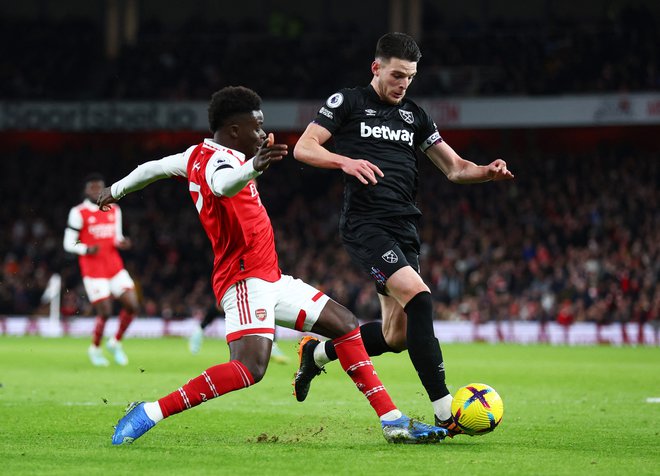 Bukayo Saka in Declan Rice (v črnem) bosta v naslednji sezoni združila moči v dresu Arsenala. Nosilca igre v novi generaciji topničarjev sta tudi soigralca v angleški reprezentanci.

Foto Reuters