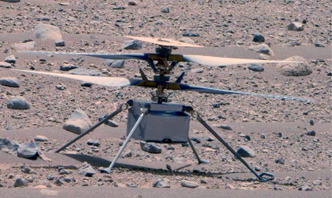Helikopter Ingenuity, kot ga je po uspešnem 50. poletu slikal rover. FOTO: JPL/NASA

 