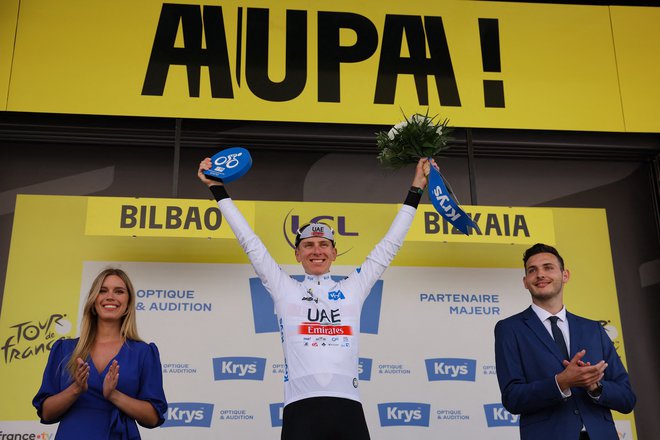 UAE Team Emirates' Slovenian rider Tadej Pogacar celebrates on the podium with the best young rider's white jersey after the 1st stage of the 110th edition of the Tour de France cycling race, 182 km departing and finishing in Bilbao, in northern Spain, on July 1, 2023. (Photo by Thomas SAMSON/AFP) Foto Thomas Samson Afp