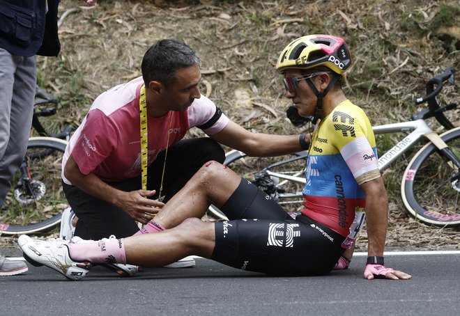 Richard Carapaz je po padcu potreboval medicinsko pomoč, a je dokončal etapo s 15 minutami zaostanka. FOTO: Benoit Tessier/Reuters