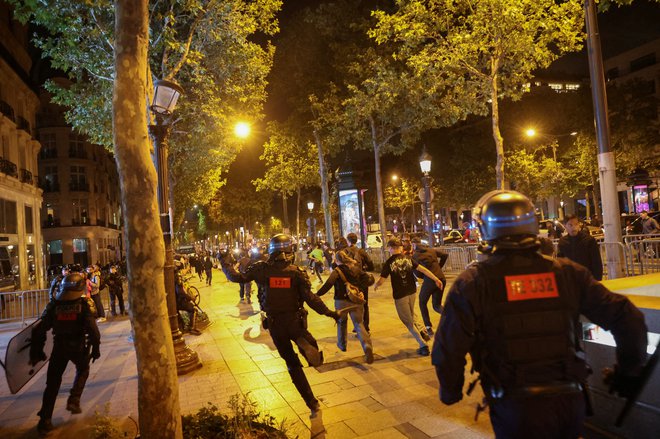 Izgredniki na francoskih ulicah. FOTO: Nacho Doce/Reuters