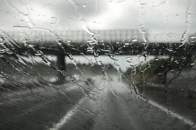 Septembrsko deževje na štajerski avtocesti. FOTO: Jure Eržen/Delo