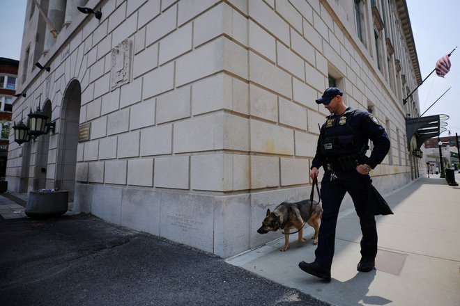 Policist s službenim psom med patruljo v mestu Worcester maja letos. FOTO: Brian Snyder/Reuters