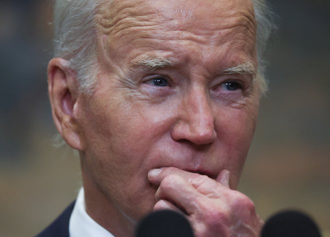 U.S. President Joe Biden pauses as he speaks about his plans for continued student debt relief after a U.S. Supreme Court decision blocking his plan to cancel $430 billion in student loan debt, at the White House in Washington, U.S. June 30, 2023. REUTERS/Leah Millis     TPX IMAGES OF THE DAY