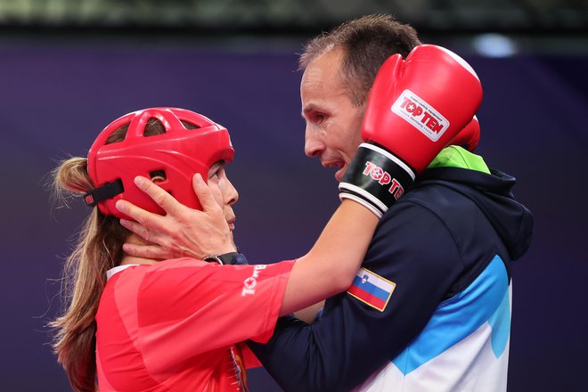 Dvakratna slavljenka Tyra Barada v očetovem objemu. Foto Aleš Fevžer/OKS