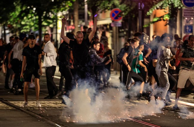 Francijo hromijo izgredi.    

FOTO: Valery Hache/Afp