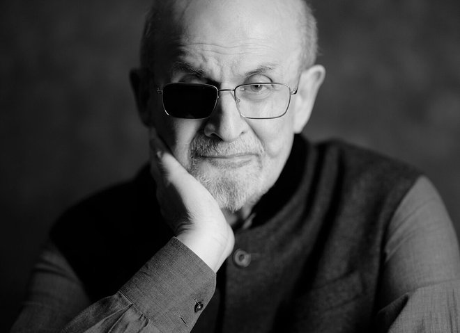 Nekoliko sem prestrašen zaradi seznama prejšnjih prejemnikov, na katerem bo zdaj dodano moje ime, je v zahvali povedal Rushdie.

Foto Rachel Eliza Griffiths