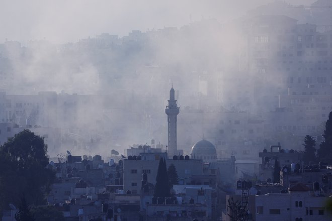 Dim se dviga nad napadenim območjem Dženina. FOTO: Mohamad Torokman/Reuters