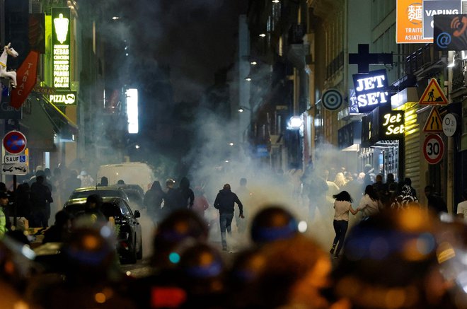 Izgredniki na ulicah Pariza. FOTO: Ludovic Marin/AFP