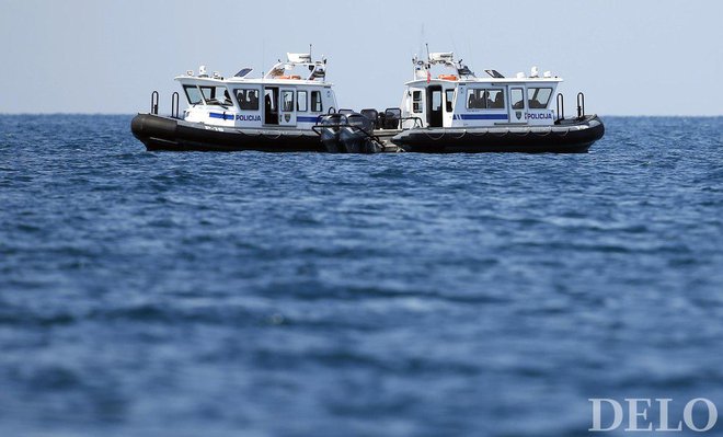 Slovenska pomorska policija za nadzor našega morja uporablja gumenjaka, poimenovana P-08 in P-16. FOTO: Matej Družnik/Delo