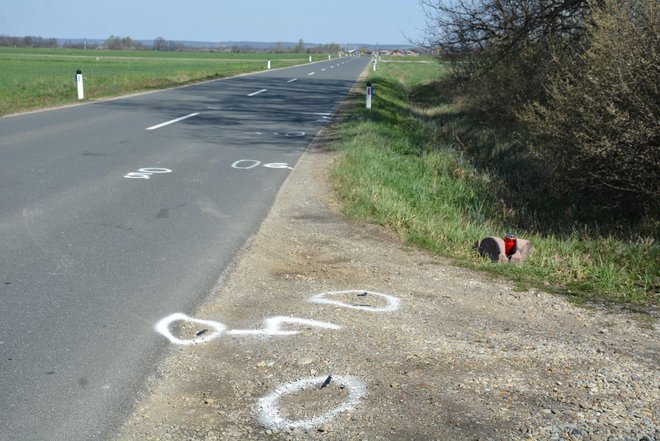 Policisti so na cesti narisali mesto trčenja in kje je pokojni obležal. FOTO: Oste Bakal