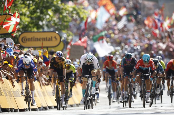 Prvi skupinski sprint na letošnjem Touru. FOTO: Stephane Mahe Reuters