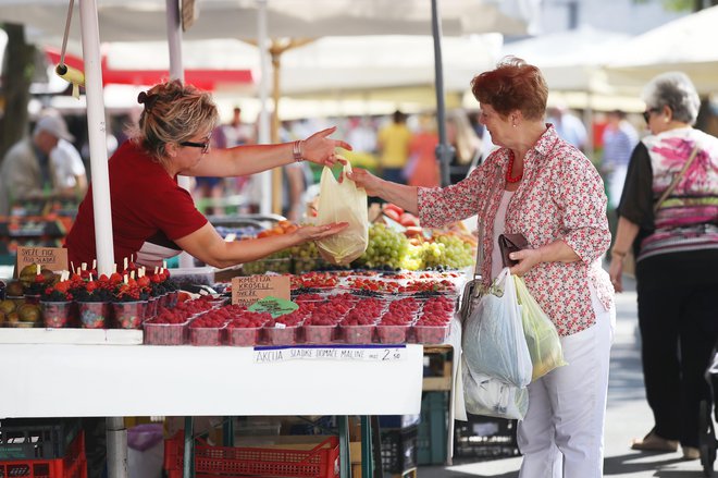 Končni cilj je popolna ustavitev ponudbe plastičnih izdelkov za enkratno uporabo. FOTO: Leon Vidic/Delo