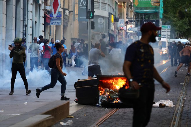 V noči na ponedeljek je zagorelo na več kot 350 javnih mestih ter skoraj 300 avtomobilov. FOTO: Clement Mahoudeau/AFP