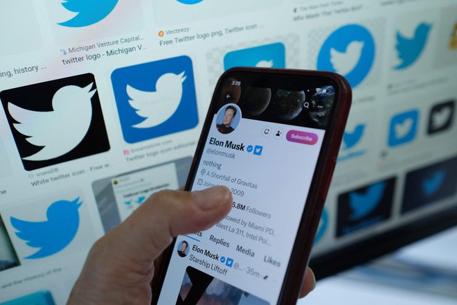 Twitter na telefonu. FOTO: Chris Delmas/AFP