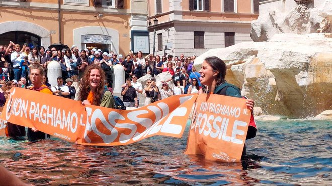 Pred aktivisti ni bil varen niti znameniti vodnjak Trevi v Rimu. Foto Allesandro Penso/Reuters