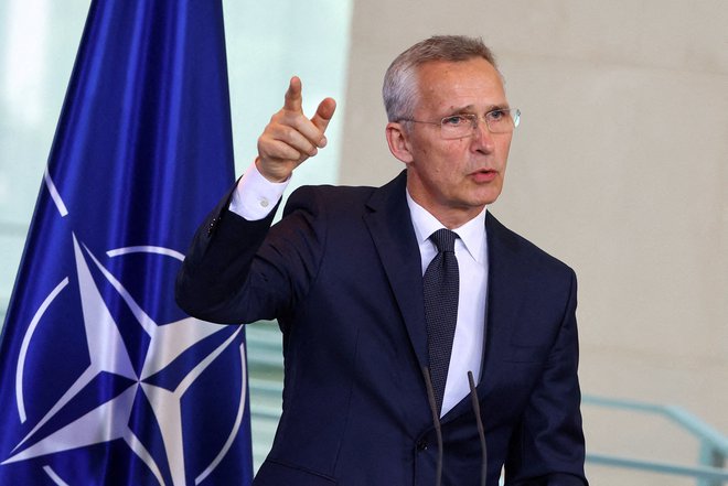 Jens Stoltenberg bo na čelu Nata še eno leto. FOTO: Fabrizio Bensch/Reuters