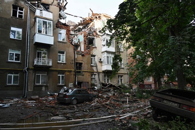 Poleg treh smrtnih žrtev je bilo v napadu na stanovanjski blok v Sumiju poškodovanih 21 ljudi, so sporočile mestne oblasti, ki so današnji dan razglasile za dan žalovanja. FOTO: Sergej Bobok/AFP