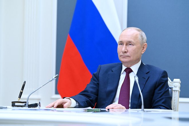 Rusija se bo še naprej upirala zahodnim sankcijam, je v videonagovoru na vrhu Šanghajske organizacije za sodelovanje (SCO) izjavil ruski predsednik Vladimir Putin. FOTO: Sputnik/Reuters