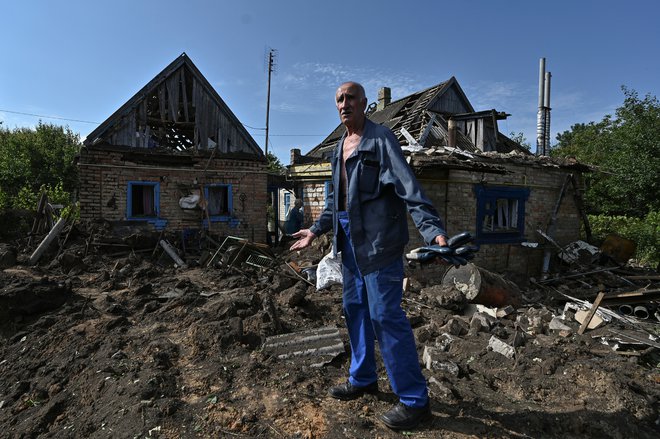 Devetinšestdesetletni Volodimir Bokii pred svojo poškodovano hišo v Zaporožju FOTO: Stringer Reuters