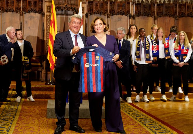 Predsednik FC Barcelona Joan Laporta je lahko zadovoljen s športnimi zmagami, saj je katalonski športni velikan osvojil naslova državnih nogometnih prvakov med moškimi in ženskami. Najboljša je bila tudi košarkarska sekcija, nogometašice pa so bile celo zmagovalke lige prvakinj. FOTO: Bruna Casas/Reuters