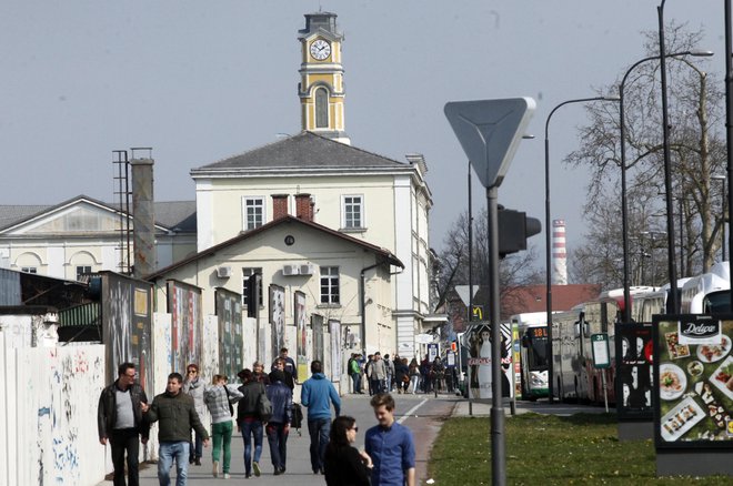 V Ljubljani mi trije sprevodniki niso vedeli povedati, kako se bo moja pot nadaljevala od Litije naprej, kolikokrat bom moral prestopiti, da pridem na svoj cilj. FOTO: Mavric Pivk