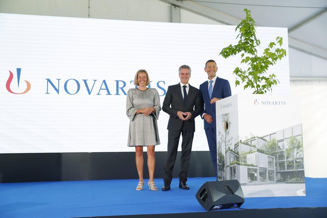 Naložbo v izgradnjo BioCampusa sta predstavila generalna direktorica Novartisa Jana Petek in Jonathan Novak, globalni vodja bioloških zdravil v Tehničnem razvoju zdravil, goste je nagovoril tudi predsednik vlade Robert Golob. FOTO: Leon Vidic/Delo