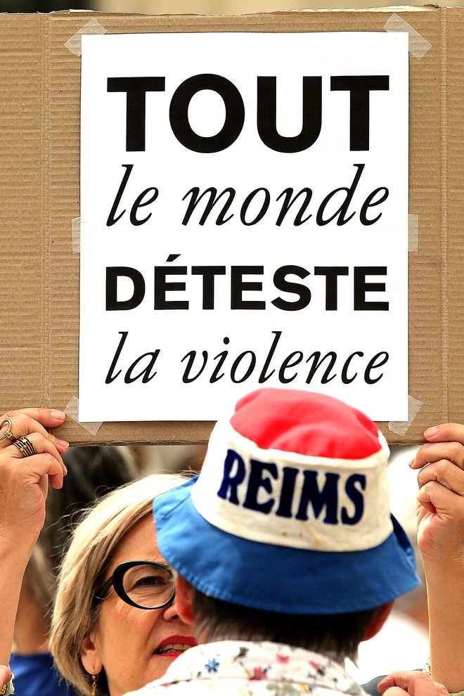 Vsi sovražimo nasilje, pravi napis. FOTO: François Nascimbeni/AFP