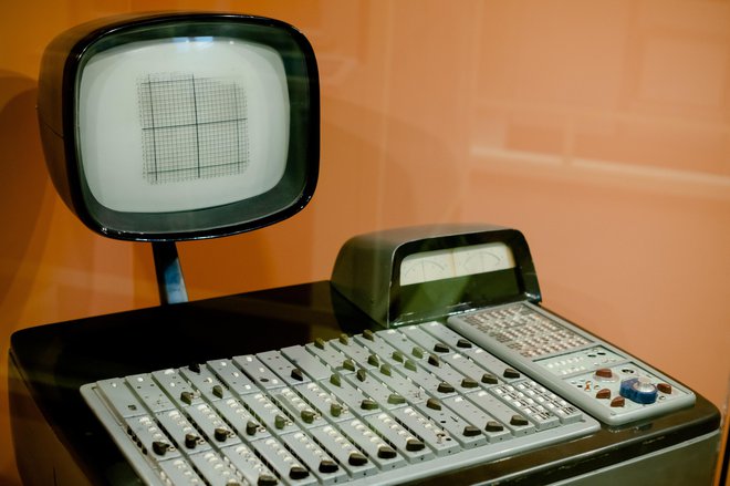 Analogni računalniki so bili okorni, potratni in namenjeni

eni sami nalogi. FOTO: Shutterstock

 
