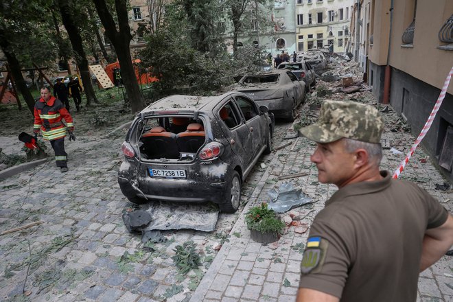 Poškodovani avtomobili v Lvovu FOTO: Roman Baluk/Reuters