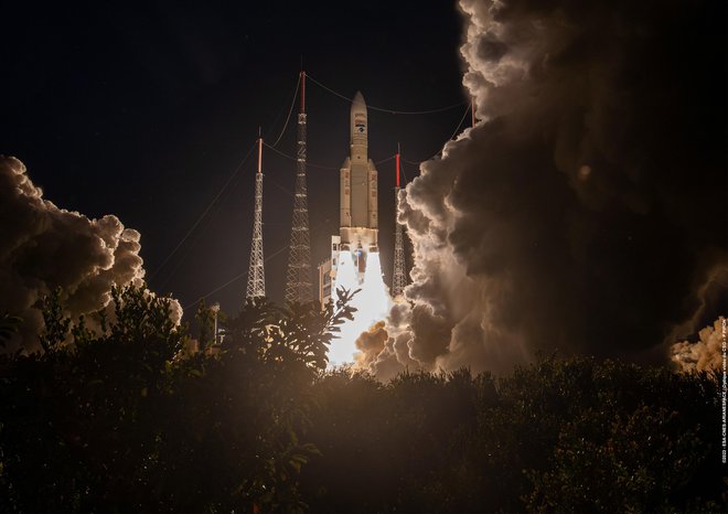 Še zadnja izstrelitev ariane 5. FOTO: ESA-CNES-Arianespace/Optique video du CSG/P. Piron

 
