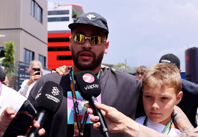 Pred koncem okrevanja in odmora ter vrnitvijo v Evropo k Paris St. Germainu si je brazilski nogometni zvezdnik Neymar  privoščil še en incident. FOTO: Nacho Doce/Reuters