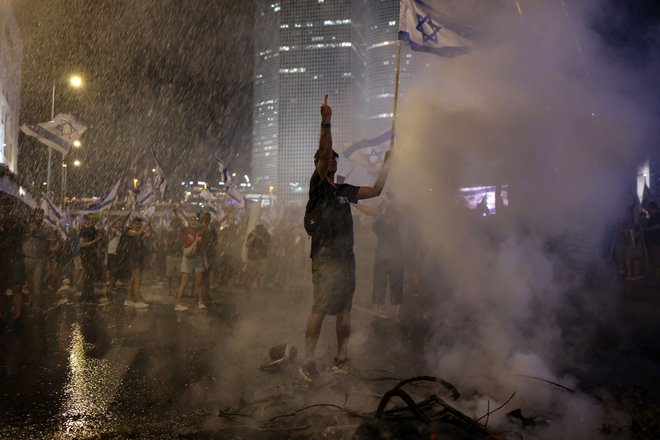 V Tel Avivu in več drugih izraelskih mestih se je v sredo zbralo več tisoč protestnikov, ki so protestirali po odstopu načelnika policije v Tel Avivu Amija Ešeda. Ta je kot razlog za odstop navedel politični pritisk vlade. Skrajno desni izraelski minister za nacionalno varnost Itamar Ben-Gvir, ki je bil v Izraelu obsojen podpiranja teroristične organizacije, je od načelnika policije v Tel Avivu zahteval stroge ukrepe za zajezitev protestov proti vladi in njenemu spornemu načrtu za reformo pravosodnega sistema. Foto: Oren Ziv/Afp