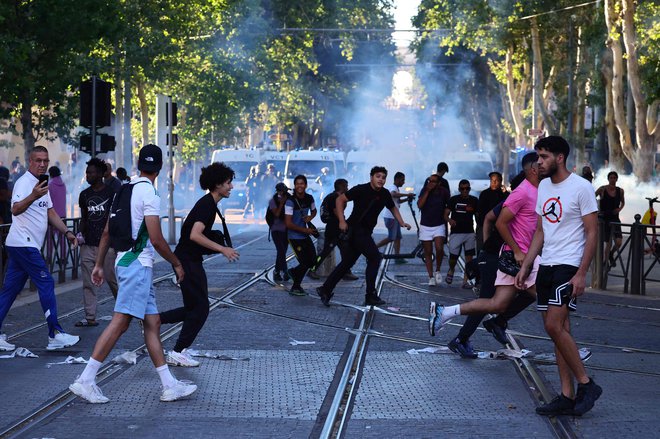 Moškega, ki se je peljal na skuterju, so v noči na nedeljo našli mrtvega blizu kraja, kjer so potekali protesti v tem pristaniškem mestu na jugu Francije. FOTO: Clement Mahoudeau/AFP