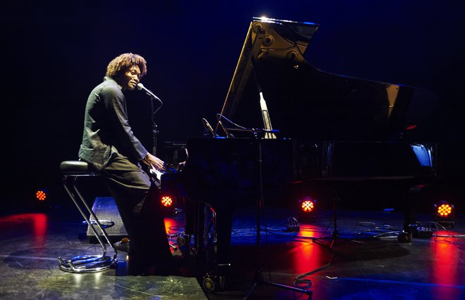 Nekoliko presenečen nad številnim občinstvom v Križankah je Benjamin Clementine opravil izreden nastop. Foto Primož Zrnec