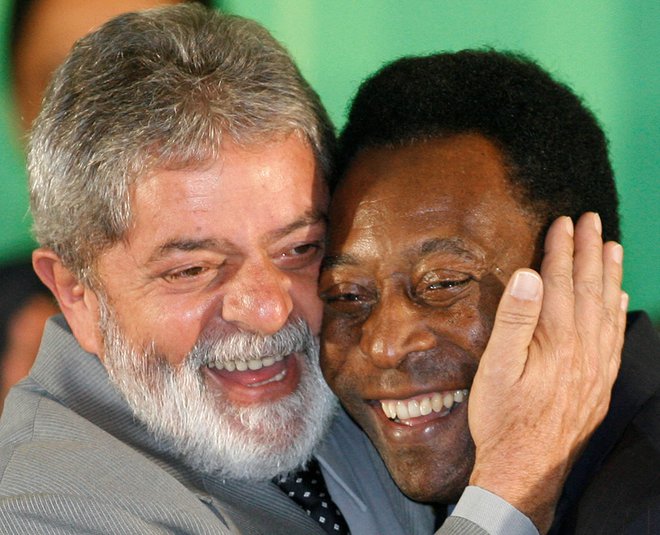 Brazilski predsednik Luiz Inacio Lula da Silva (levo) je velik nogometni navdušenec in je bil tudi prijatelj pslavnega Peleja. FOTO: Roberto Jayme/Reuters