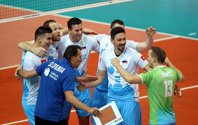 Tretji turnir lige narodov na Fipinih slovenskim odbojkarjem le leži najbolje. Po Poljakih so bili boljši še Italijani. FOTO: Kacper Pempel/Reuters
