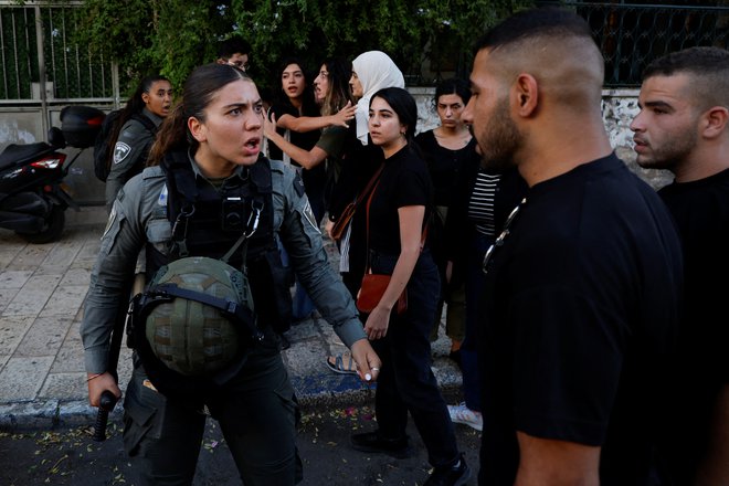 Izraelska policija se spopada s Palestinci v Jeruzalemu med protestom zaradi izraelske vojaške operacije v Jeninu. Foto: Ammar Awad/Reuters