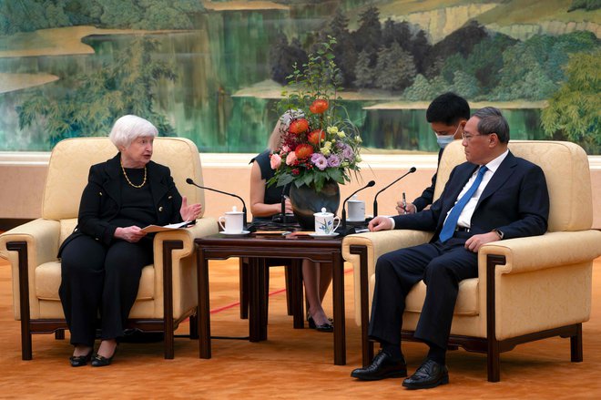 Finančna ministrica Janet Yellen se je sestala tudi s premierom Li Qiangom, s katerim sta razpravljala o gospodarskih odnosih. FOTO: Mark Schiefelbein/AFP