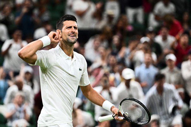 Serbia's Novak Djokovic celebrates winning against Switzerland's Stan Wawrinka during their men's singles tennis match on the fifth day of the 2023 Wimbledon Championships at The All England Tennis Club in Wimbledon, southwest London, on July 7, 2023. (Photo by SEBASTIEN BOZON/AFP)/RESTRICTED TO EDITORIAL USE Foto Sebastien Bozon Afp