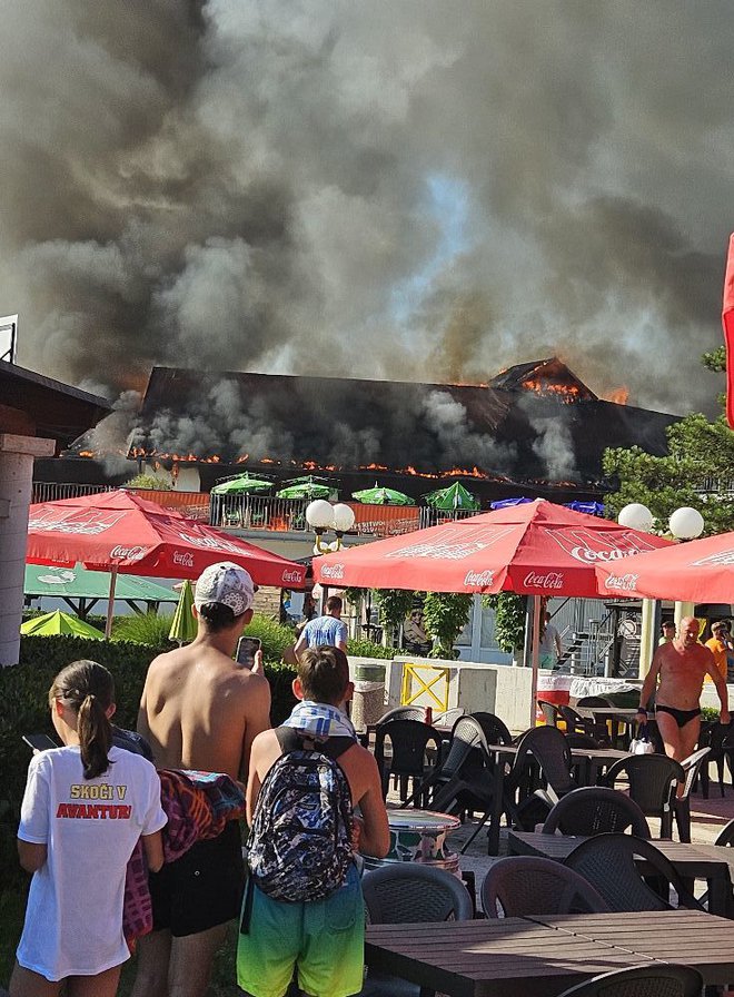 Kot poročajo očividci, je objekt ena sama bakla. FOTO: Bralca Tomi in Andreja 