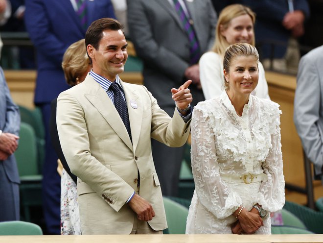 Roger Federer (na fotografiji s soprogo Mirko) še naprej v Wimbledonu uživa izjemno priljubljenost. FOTO: Toby Melville/Reuters