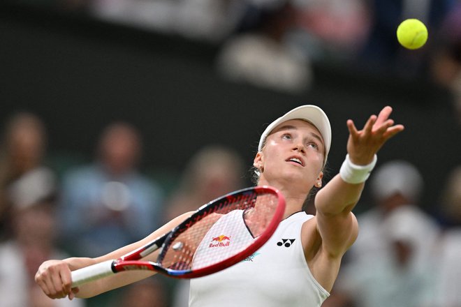 Jelena Ribakina se sproščeno ozira k prihajajočem drugem wimbledonskem tednu. FOTO: Glyn Kirk/AFP