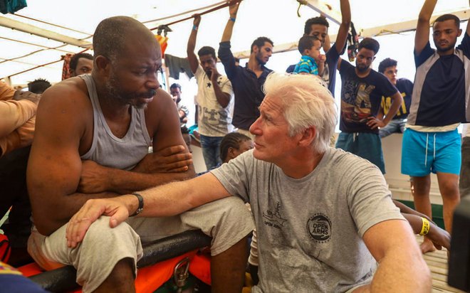 Richard Gere, ki je bil avgusta 2019 na počitnicah v Italiji, se je sam odpravil na ladjo, da bi ocenil zdravstveno stanje rešenih migrantov. FOTO:  Reuters