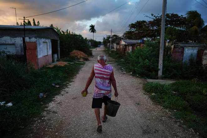 Čez dva tedna bodo v Santiagu uprizorili veličastne proslave ob 70. obletnici začetka Castrovega gibanja, ki vlada še dandanes. FOTO: Alexandre Meneghini/Reuters