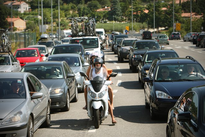 Turisti v zastojih na slovenskih cestah so večinoma namenjeni proti Hrvaški. FOTO:  Jure Eržen/Delo